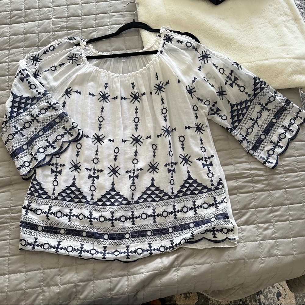 Tempo Paris peek-a-boo shoulder 3/4 sleeve white w/navy embroidery Size Large
